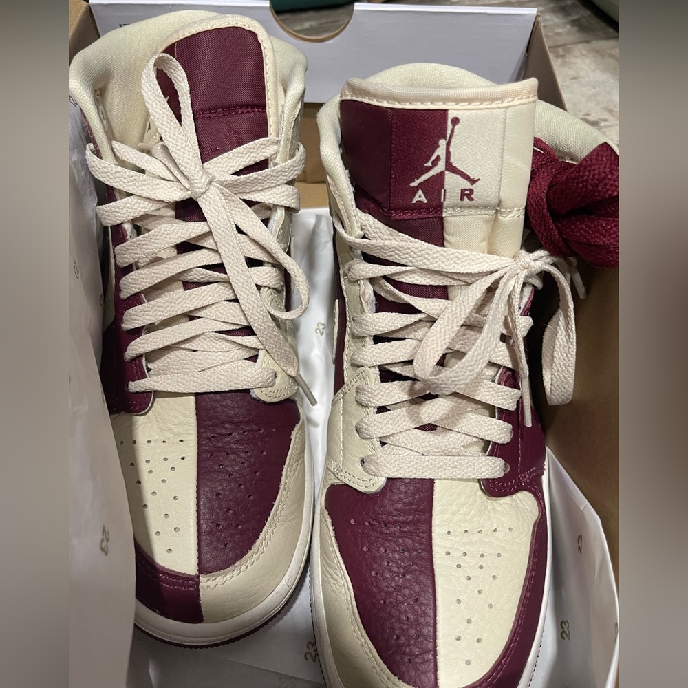 Air Jordan 1 mid in Beach, Cherrywood red